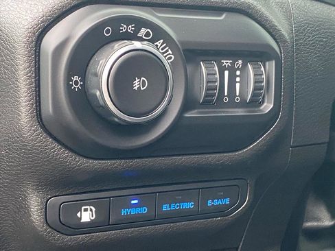Used 2022 Jeep Wrangler Unlimited Sahara w/ Cold Weather Group AWD/4WD image 16