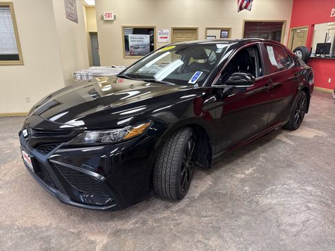 Used 2023 Toyota Camry SE FWD image 3