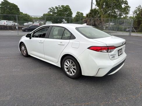 Used 2021 Toyota Corolla LE w/ LE Convenience Package image 2