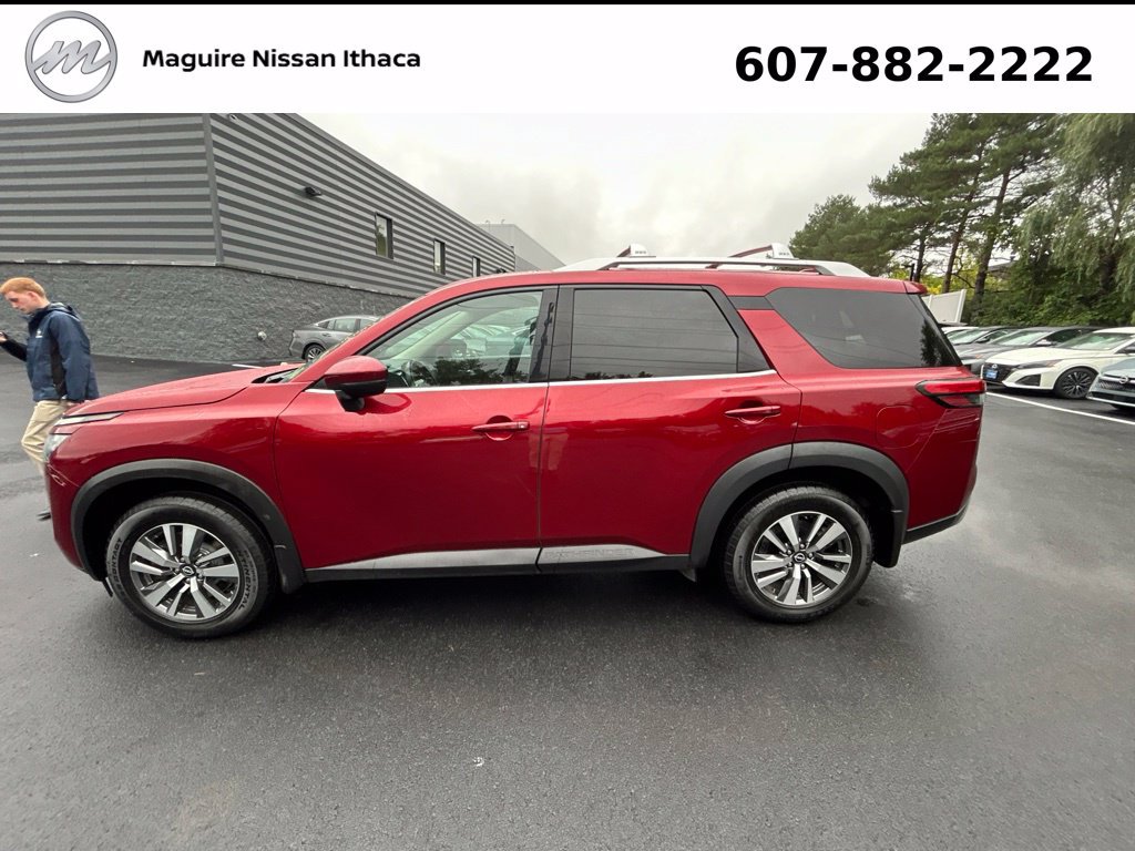Used 2023 Nissan Pathfinder SL w/ Black Appearance Package AWD/4WD image 3