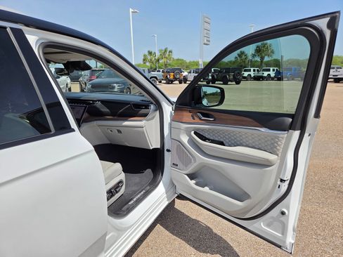 Used 2022 Jeep Grand Cherokee Summit RWD image 18
