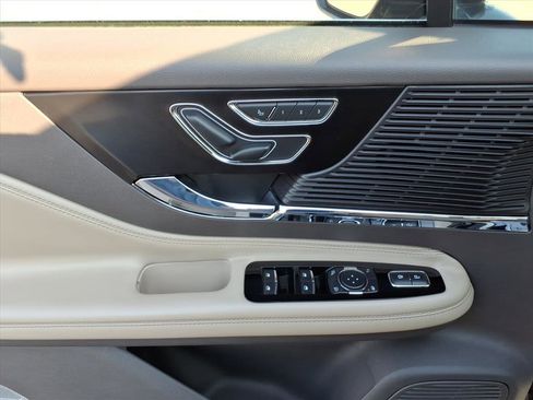 Used 2022 Lincoln Corsair Standard w/ Equipment Group 101A image 10