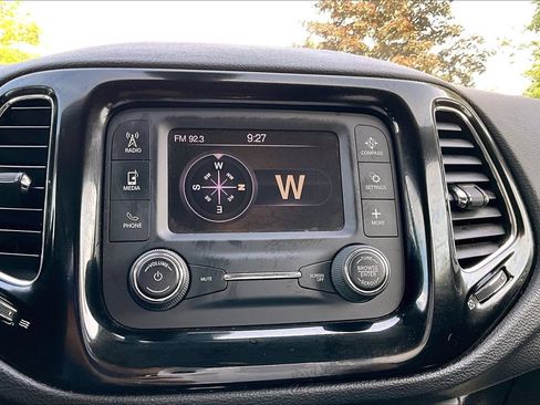 Used 2018 Jeep Compass Latitude FWD image 26