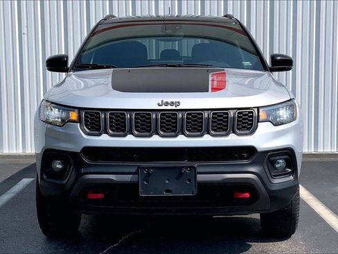 Used 2024 Jeep Compass Trailhawk AWD/4WD image 3