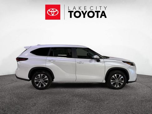 Used 2024 Toyota Highlander XLE image 9
