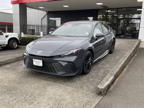 Certified 2025 Toyota Camry SE FWD image 4