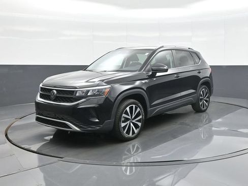 Used 2023 Volkswagen Taos SE w/ Panoramic Sunroof Package FWD image 3