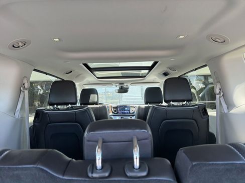 Used 2024 Chrysler Pacifica Limited FWD image 11