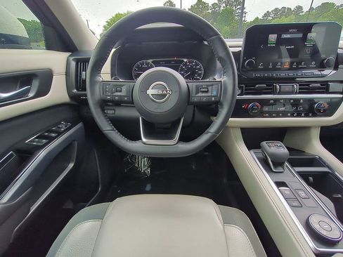 Used 2022 Nissan Pathfinder SL w/ Lighting Package (N92) AWD/4WD image 15