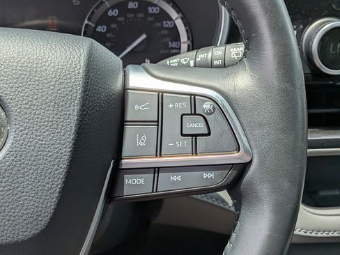 Used 2020 Toyota Highlander XLE AWD/4WD image 28