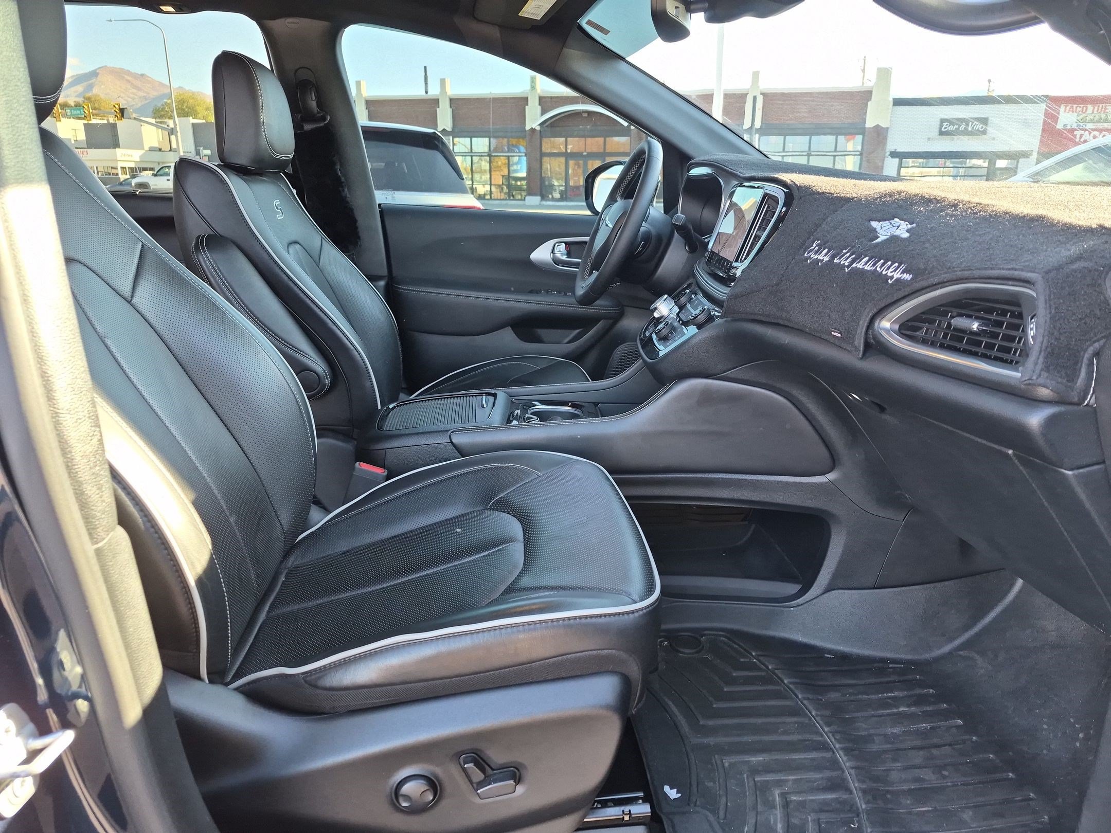 Used 2025 Chrysler Pacifica Limited AWD/4WD image 33