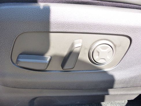 Used 2025 Kia Carnival EX FWD image 22