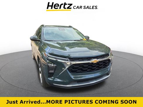Used 2025 Chevrolet Trax LT FWD image 1