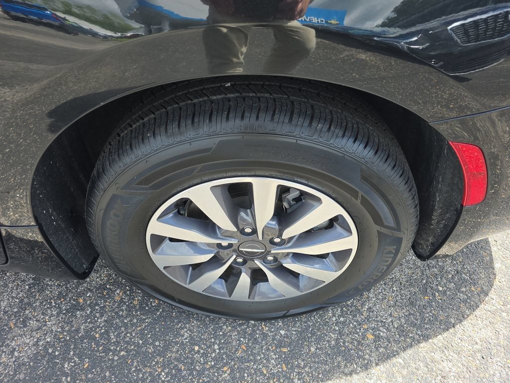 Used 2023 Chrysler Pacifica Touring-L FWD image 11