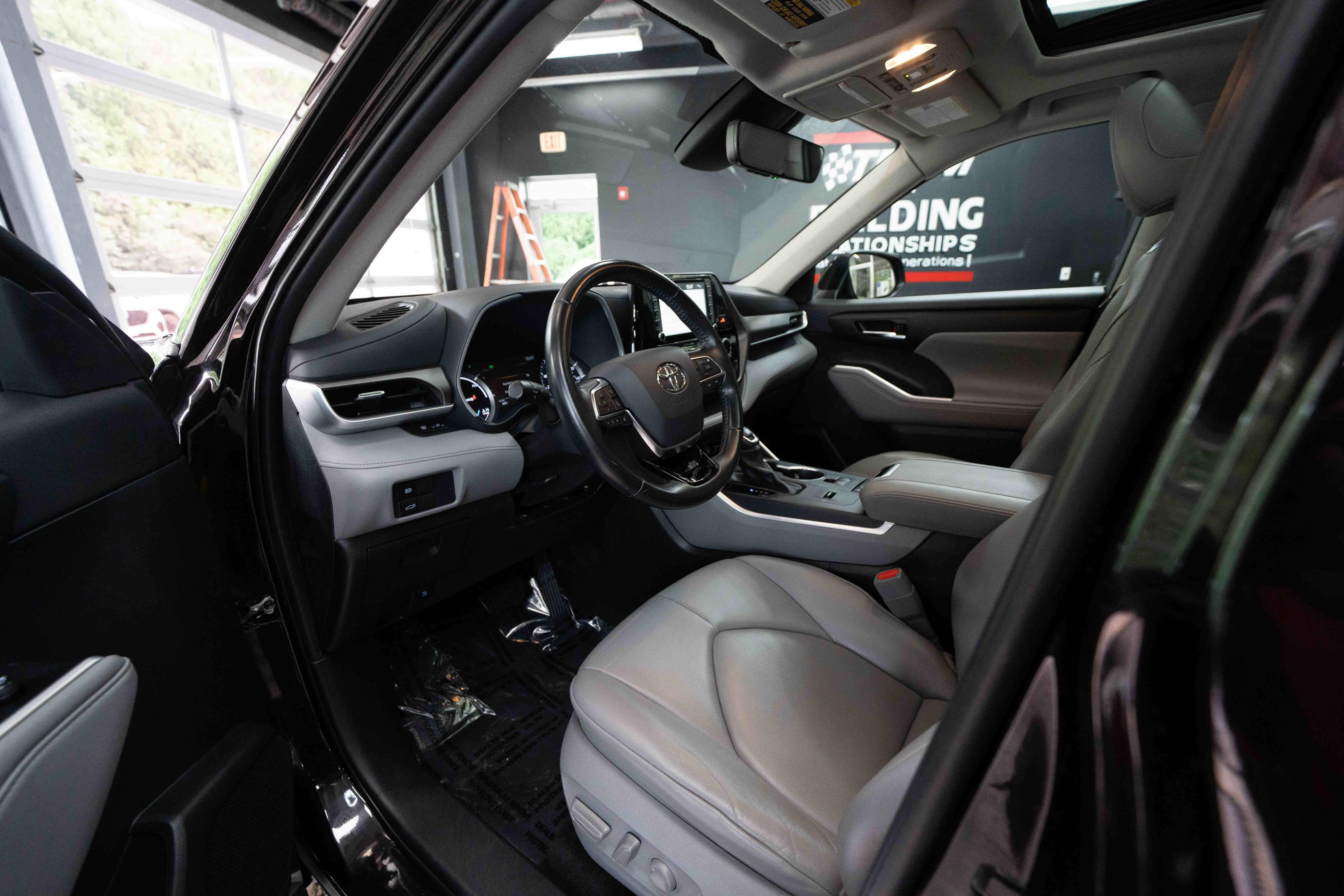 Used 2021 Toyota Highlander XLE AWD/4WD image 8