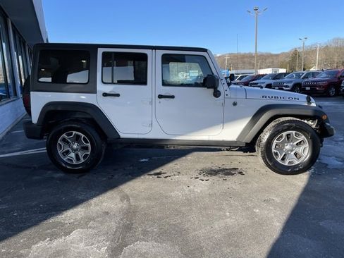 Used 2017 Jeep Wrangler Unlimited Rubicon w/ Connectivity Group image 4