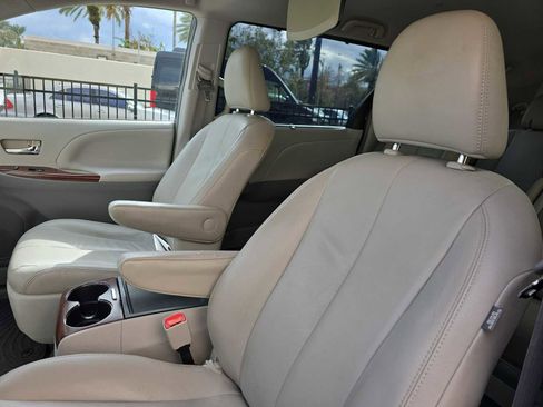 Used 2014 Toyota Sienna XLE image 16