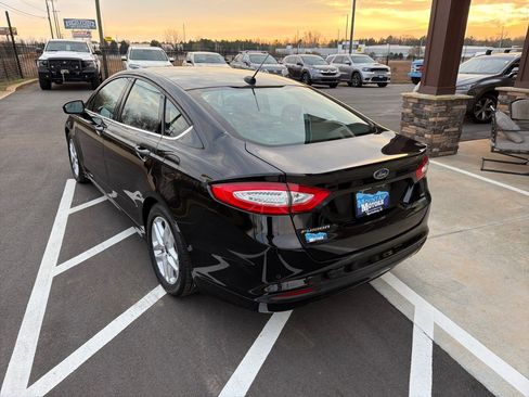 Used 2016 Ford Fusion SE image 4