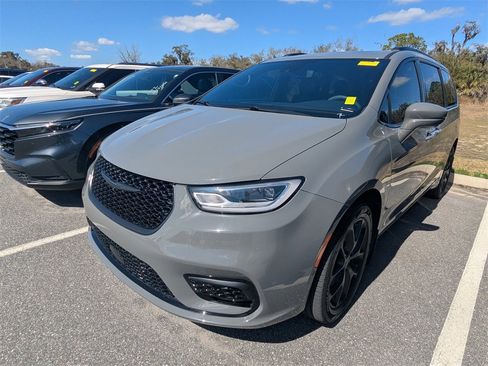 Used 2022 Chrysler Pacifica Limited w/ Uconnect Theater Family Group image 3