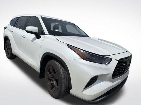 Used 2023 Toyota Highlander LE image 4