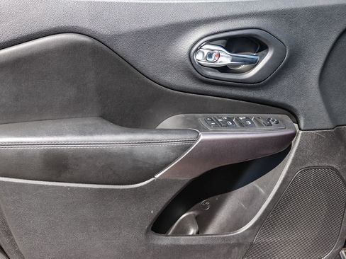 Used 2019 Jeep Cherokee Latitude w/ Popular Appearance Group FWD image 19