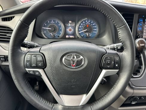 Used 2017 Toyota Sienna XLE image 25