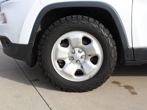 Used 2017 Jeep Cherokee Sport w/ Cold Weather Group image 37