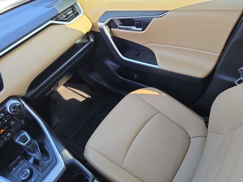 Used 2023 Toyota RAV4 XLE Premium image 16