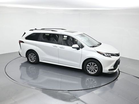 Used 2022 Toyota Sienna XLE image 38