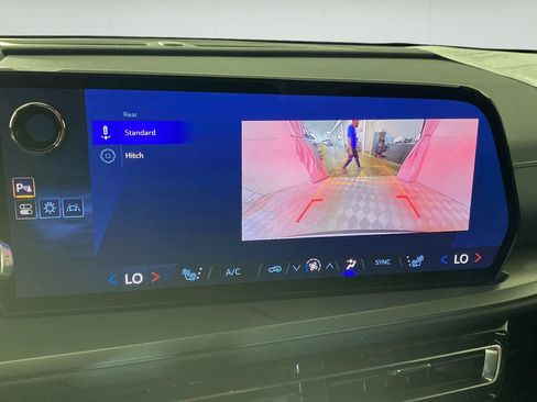 Used 2025 Chevrolet Traverse LT FWD image 37