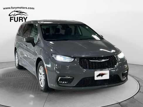 Used 2023 Chrysler Pacifica Touring-L FWD image 1