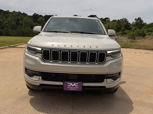 Used 2022 Jeep Wagoneer Series I w/ Premium Group I AWD/4WD image 2