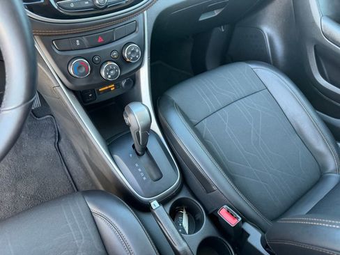 Used 2022 Chevrolet Trax LT w/ LT Convenience Package image 13