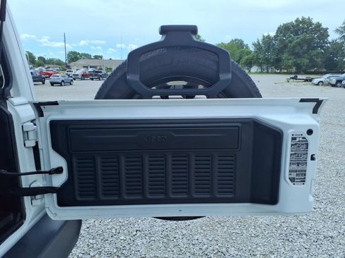 Used 2025 Jeep Wrangler Unlimited Sahara AWD/4WD image 24