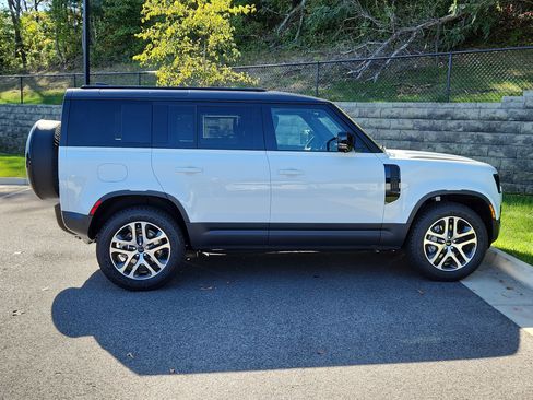 Used 2026 Land Rover Defender 110 S image 10