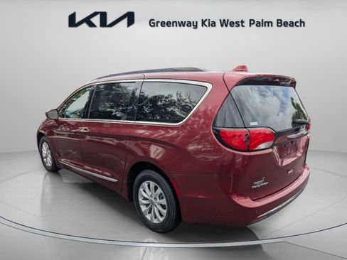 Used 2017 Chrysler Pacifica Touring-L image 6