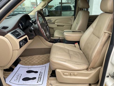 Used 2010 Cadillac Escalade Premium image 15