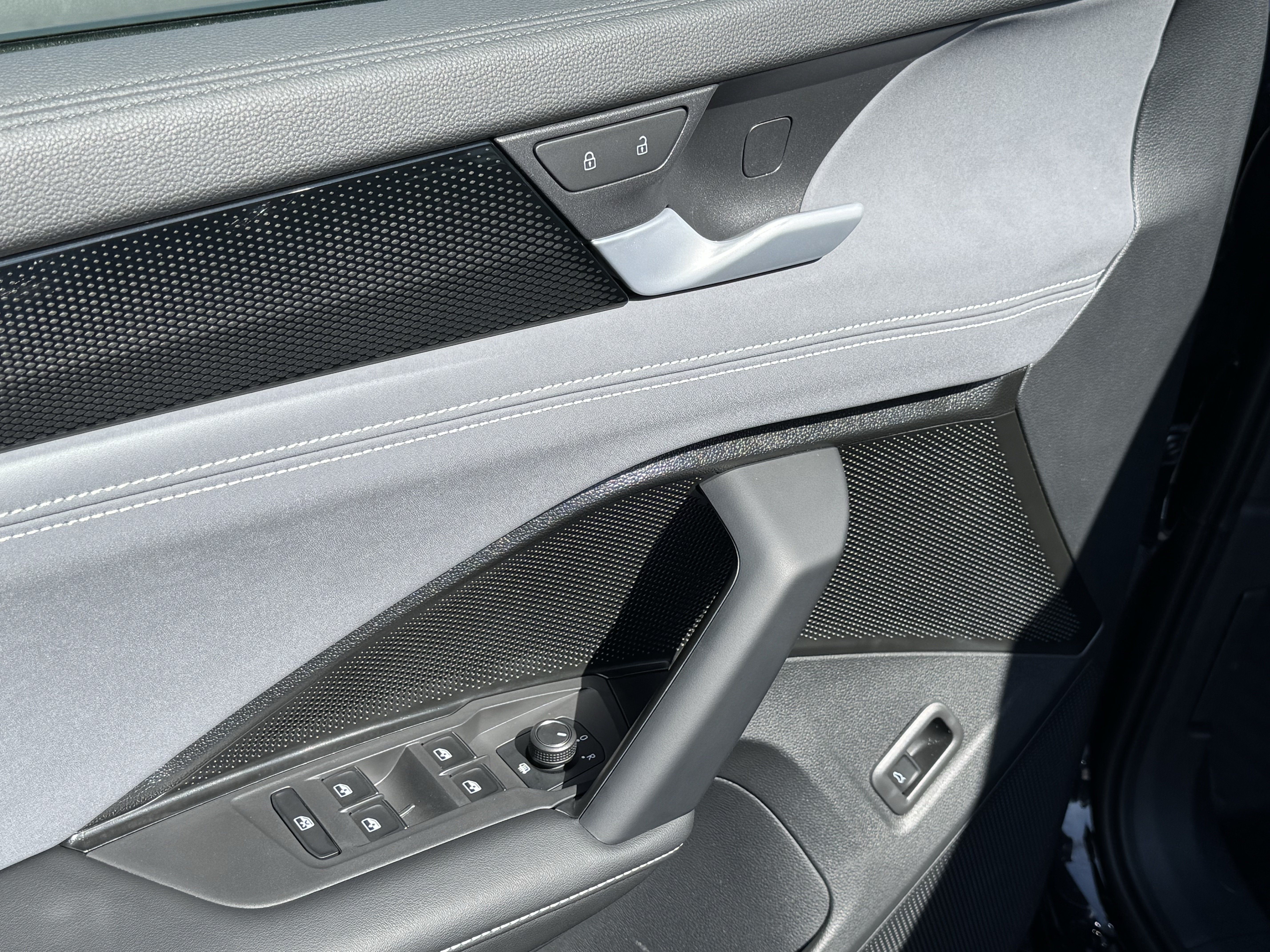 Certified 2025 Volkswagen Tiguan SE AWD/4WD image 13