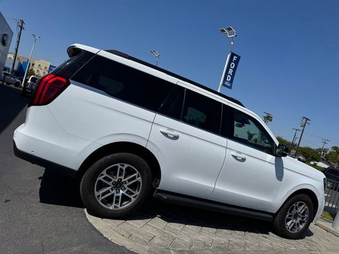 Used 2025 Ford Expedition Active AWD/4WD image 2
