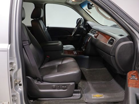 Used 2013 Chevrolet Avalanche LTZ AWD/4WD image 23
