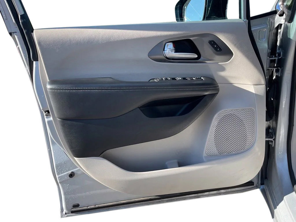 Used 2024 Chrysler Pacifica Touring-L FWD image 15