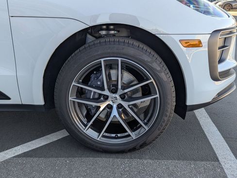 Certified 2025 Porsche Macan image 11