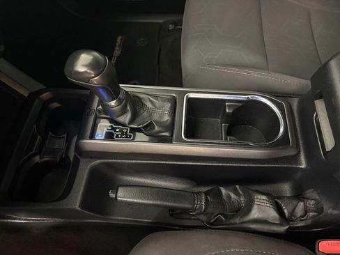 Used 2018 Toyota Tacoma TRD Off-Road w/ Technology Package AWD/4WD image 33