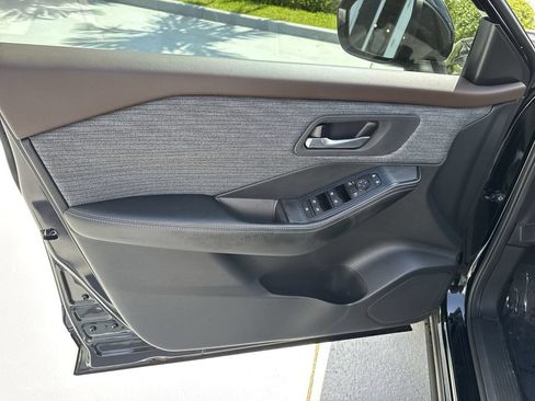 Used 2023 Nissan Rogue SV FWD image 40