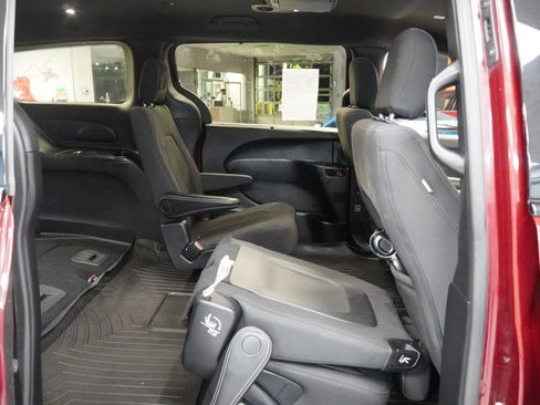 Used 2019 Chrysler Pacifica Touring Plus w/ S Appearance Package FWD image 27