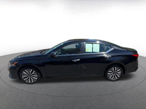 Used 2025 Nissan Altima 2.5 SV FWD image 9