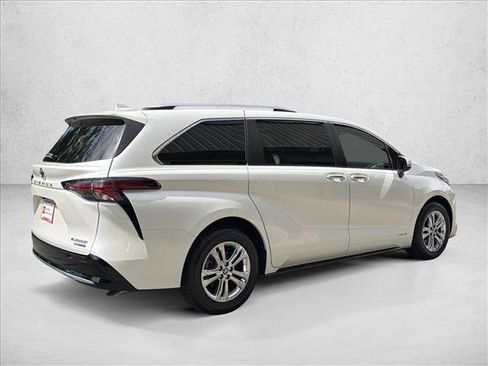 Used 2021 Toyota Sienna Platinum AWD/4WD image 5
