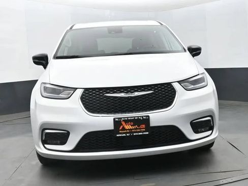 Used 2024 Chrysler Pacifica Touring-L FWD image 3