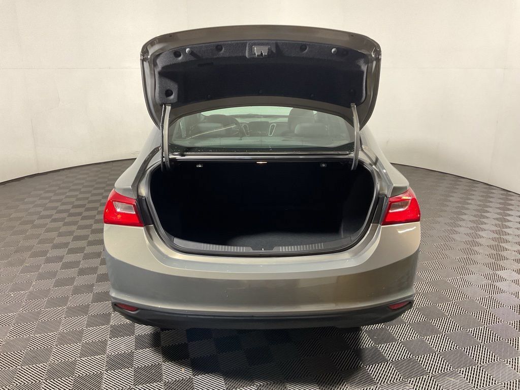 Used 2017 Chevrolet Malibu LT FWD image 13