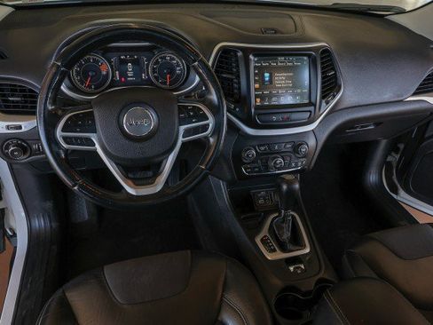 Used 2018 Jeep Cherokee Latitude Plus w/ Comfort/Convenience Group FWD image 20